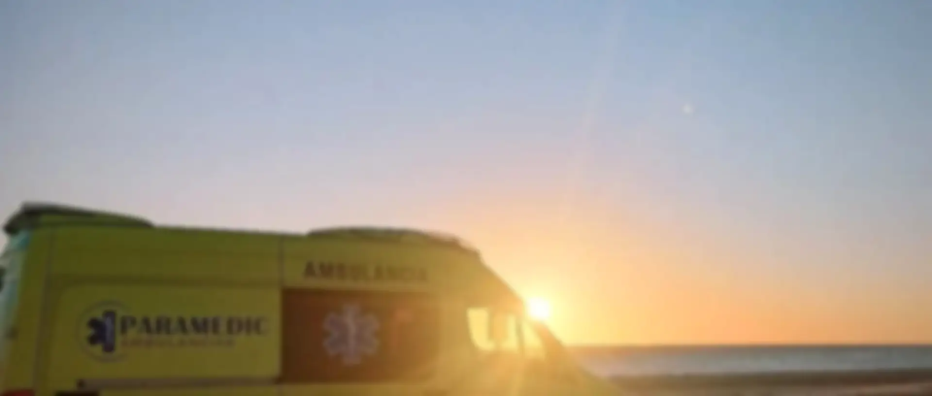 Ambulancia de Paramedic al atardecer en una playa de la provincia de Cádiz