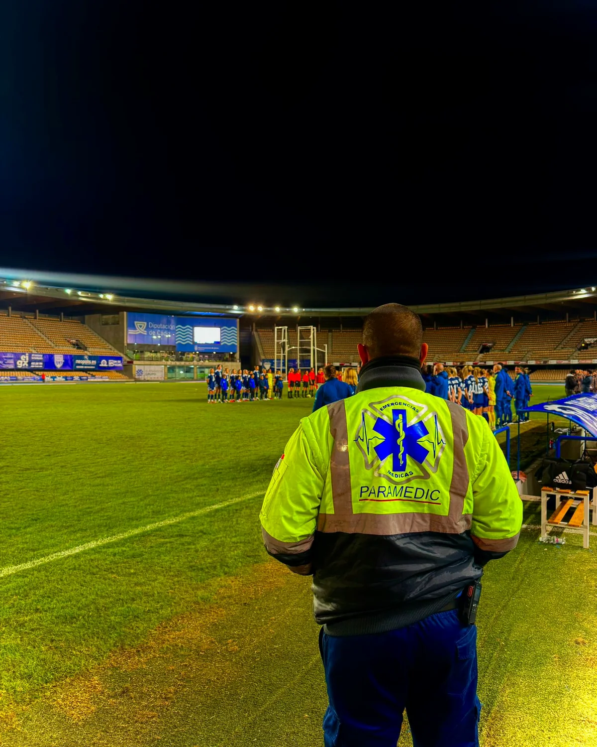 Técnico sanitario de Paramedic cubriendo un partido en un estadio de la provincia de Cádiz