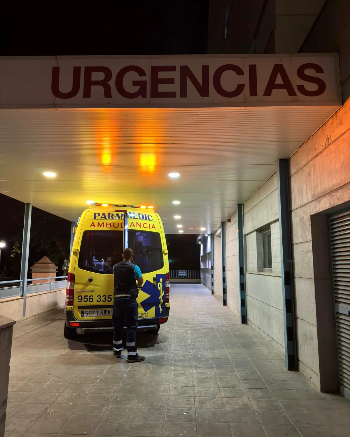 Ambulancia de Paramedic en la puerta de urgencias de un hospital